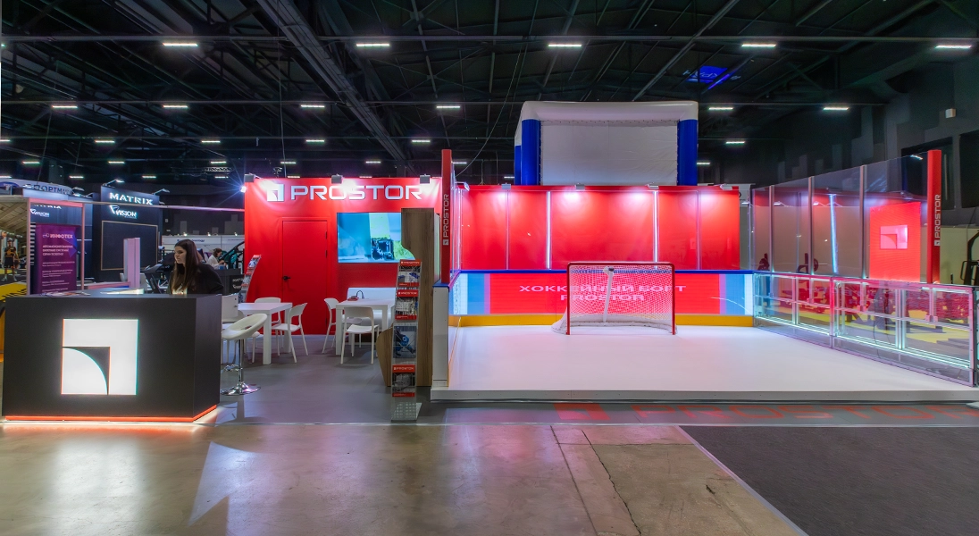 Время первых: компания PROSTOR первой в России представила систему из трёх радиусных LED-бортов!