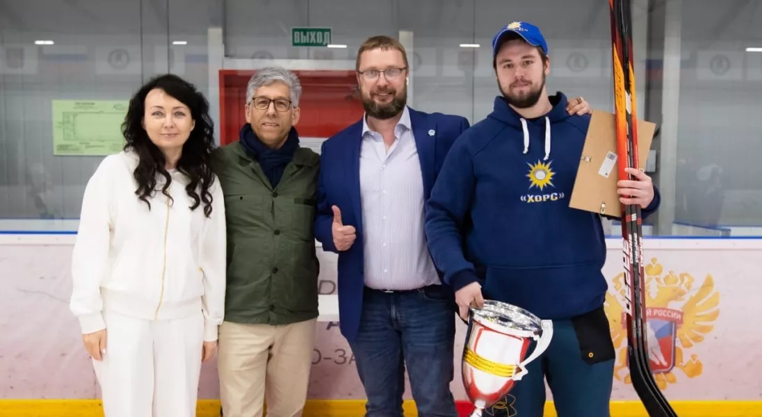 Руководство PROSTOR вручили Кубок PROSTOR победителю Турнира Moscow Hockey Cup