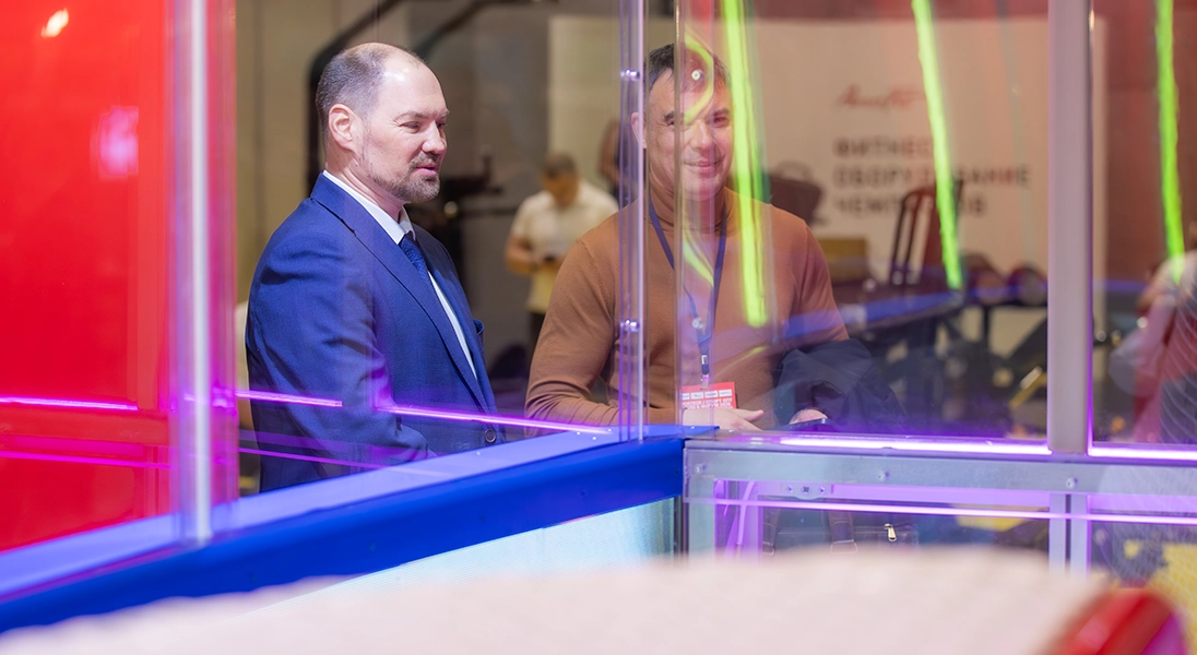 Время первых: компания PROSTOR первой в России представила систему из трёх радиусных LED-бортов!