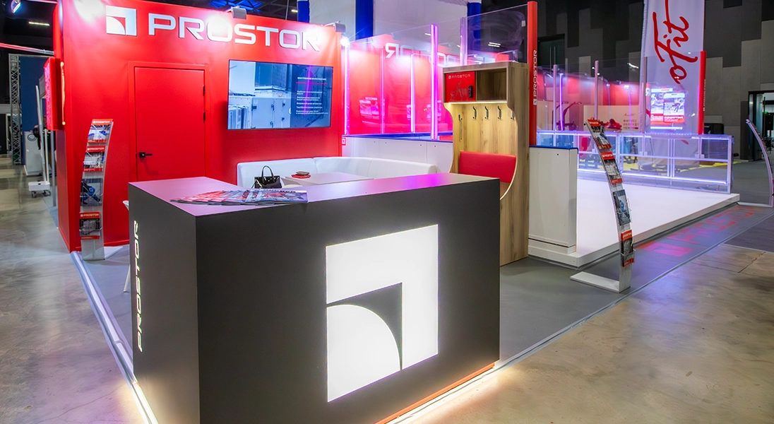 Время первых: компания PROSTOR первой в России представила систему из трёх радиусных LED-бортов!