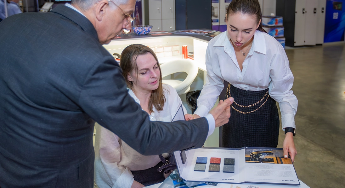 Время первых: компания PROSTOR первой в России представила систему из трёх радиусных LED-бортов!