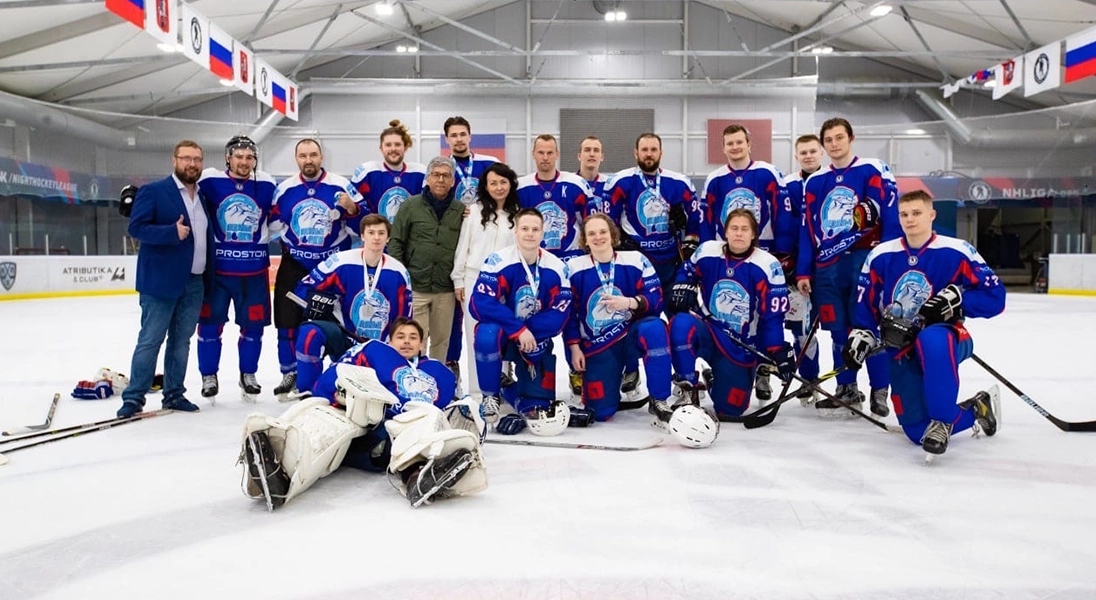 Руководство PROSTOR вручили Кубок PROSTOR победителю Турнира Moscow Hockey Cup