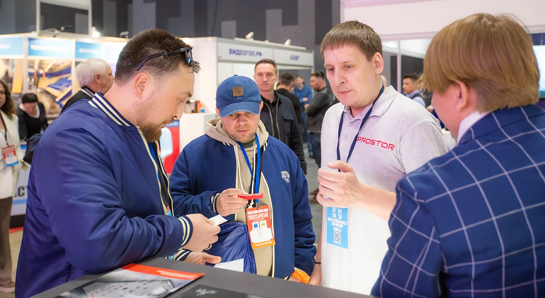 Время первых: компания PROSTOR первой в России представила систему из трёх радиусных LED-бортов!