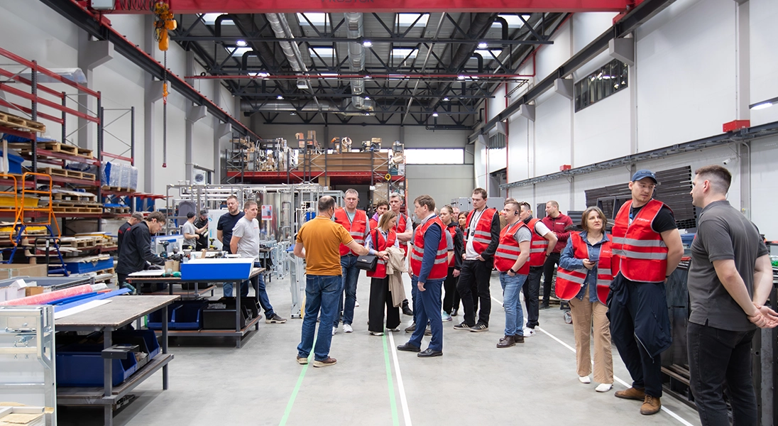 В рамках третьего дня выставки Sport B2B Expo 2025 компания PROSTOR открыла дверь в сердце современной ледовой индустрии – своё производство!